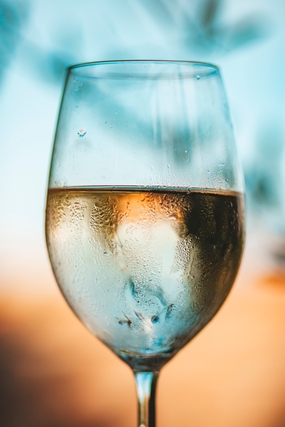 一杯酒精饮料图片